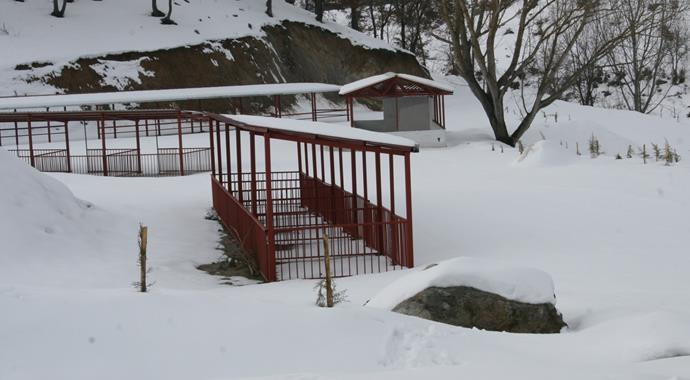 Tarihi pazarı kar vurdu