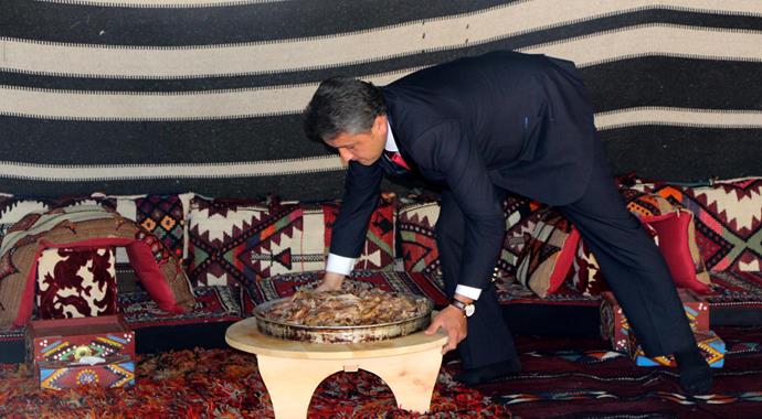 Kraliyet ailesi oteli kapatıp, bahçesine çadır kurdu!