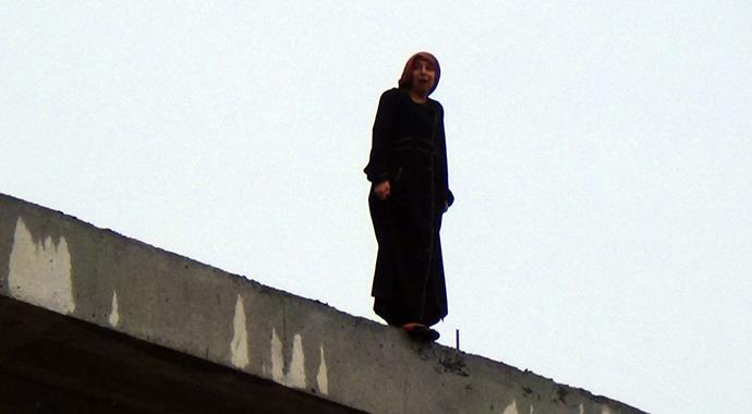 Bebeğini görünce intihardan vazgeçti