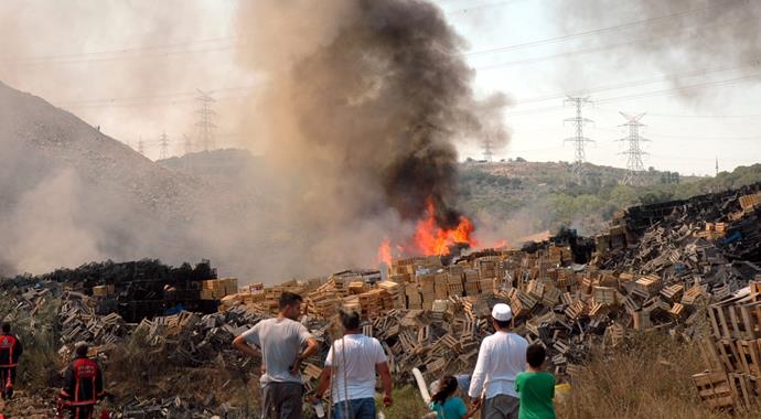 Sultangazi'de korkutan yangın