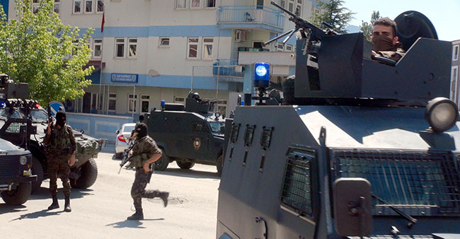 Özel Harekatçılar PKK sloganlarını böyle bastırdı