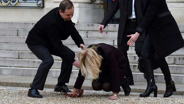 Paris'te talihsiz an...Başbakan böyle yere düştü!