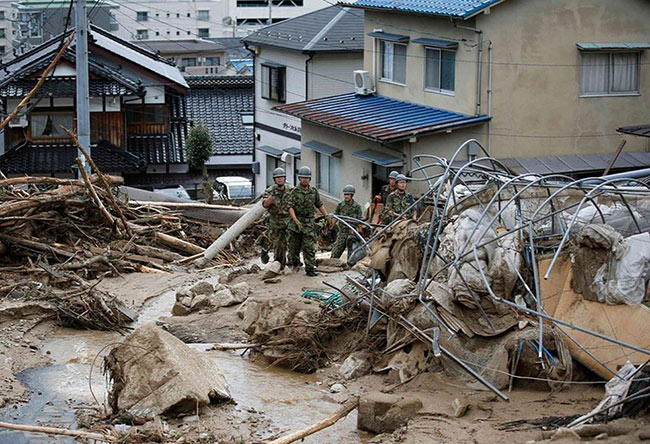 Japonya'da sel ve toprak kayması insanları yuttu