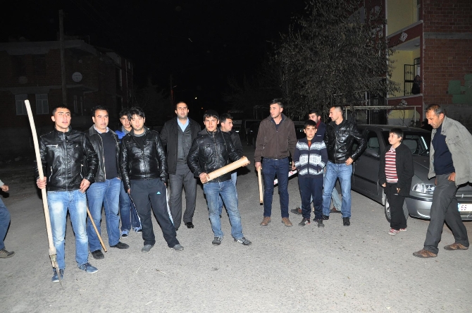 Bu mahalle gece boyu sopalarla sokakta sabahladı!