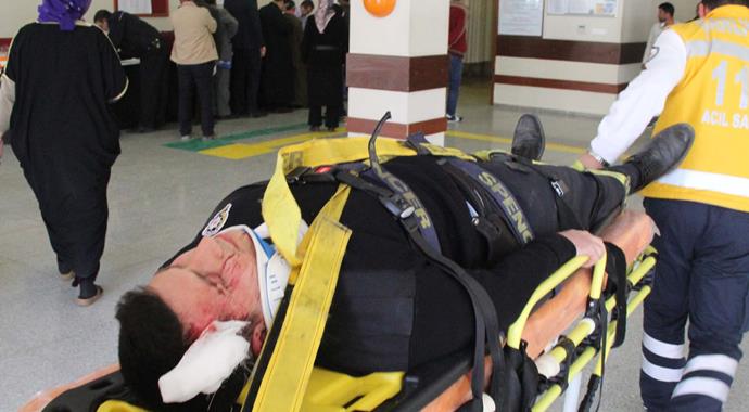 Kavga ihbarına giden polisler kaza yaptı: 3 yaralı