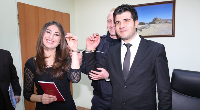 Dünyaevine kelepçeli girdiler