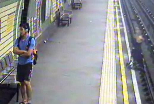 Metro raylarına düşen bebek son anda kurtarıldı