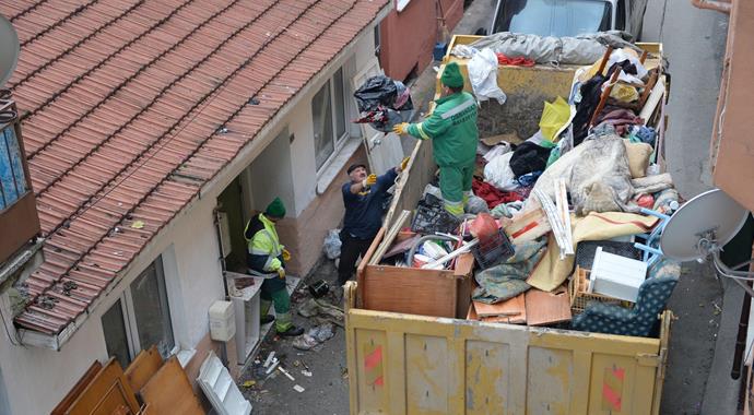 Bu evden 3 kamyon çöp çıktı