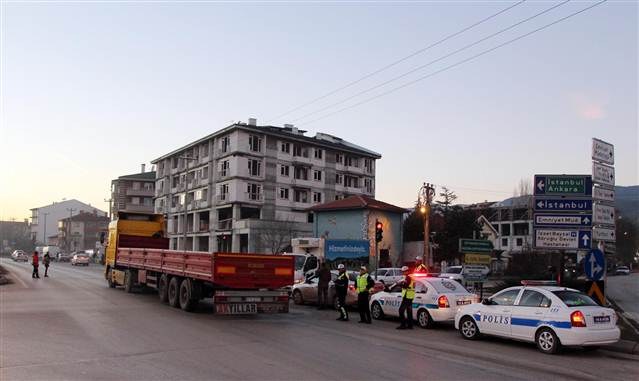 Polise aldırmayıp kırmızı ışıkta geçtiler