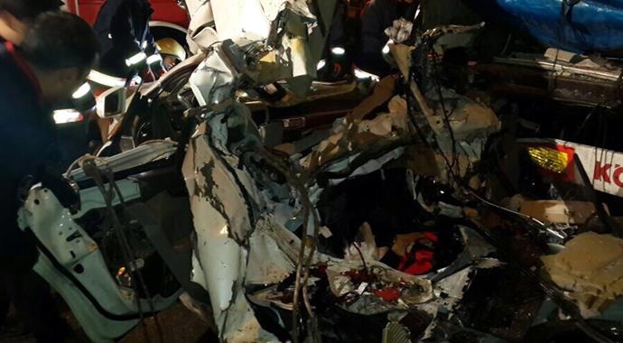 Lüks otomobil park halindeki TIR'a çarptı: 3 ölü, 1 yaralı