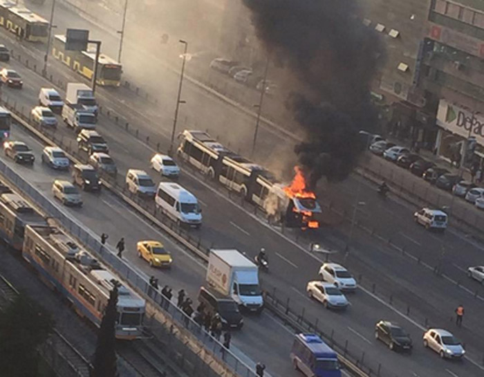 Metrobüs cayır cayır yandı! Seferler durdu...