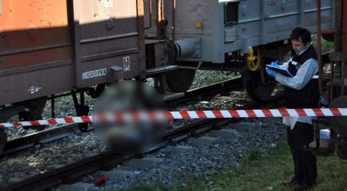 Tren yolunda yanarak feci şekilde can verdi