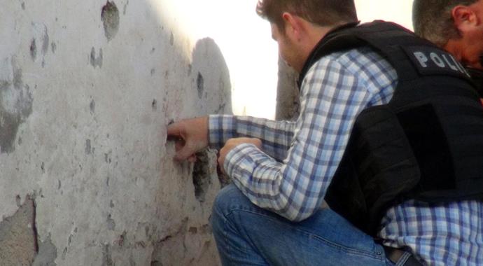 Polis, Nusaybin duvarlarında mermi çekirdeği aradı