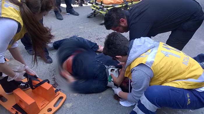 İstanbul'da gasp dehşeti, oğlunu bıçakladılar anneyi ezdiler