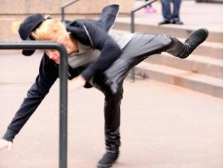 Justin Bieber kaykay yaparken düştü