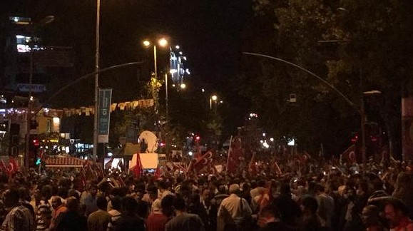 Teröre tepki gösterileri büyüyor! HDP Genel Merkezi'ne saldırı