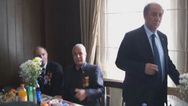 Vali ile şehit babası arasında gerginlik