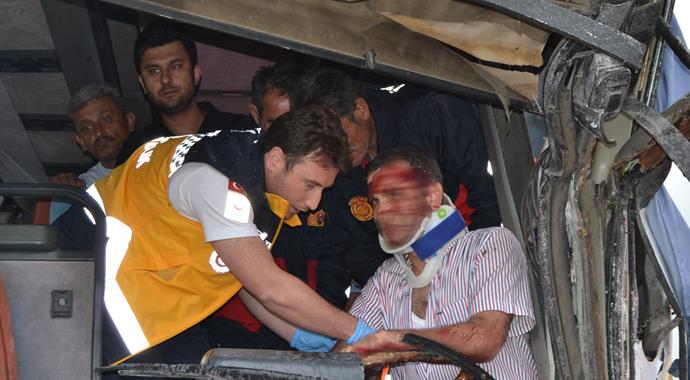 Seçim otobüsü dinlenme tesisine daldı: 3 yaralı