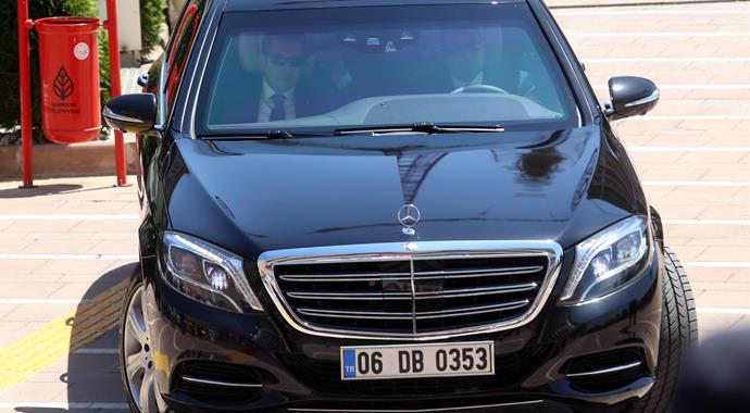 Davutoğlu'nun basını şaşırtan aracı!