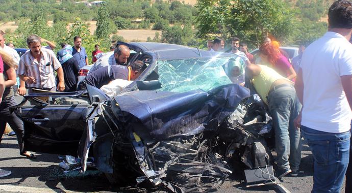 Otomobiller kafa kafaya çarpıştı: 1 ölü, 4 yaralı