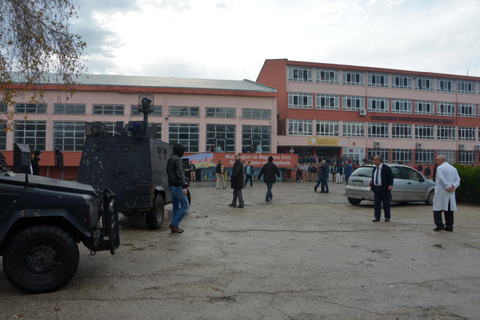 Liseliler birbirine girdi, polis yetmeyince okula zırhlı araç girdi