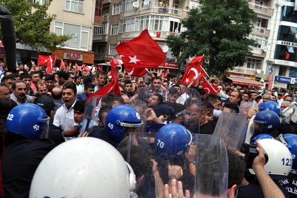 Kırşehir'de şehit cenazesi öncesi tehlikeli gerginlik