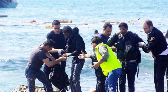 Rodos'ta kaçak teknesi battı, 148 kişi kurtarıldı