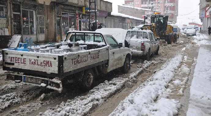 Kar erken geldi! Köy yolları kapandı