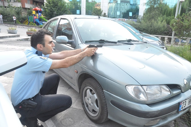 Karakolda 'evrak yok' denilince çılgına döndü