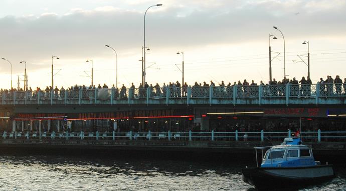 Karaköy'de bir kişi vapurdan denize düştü