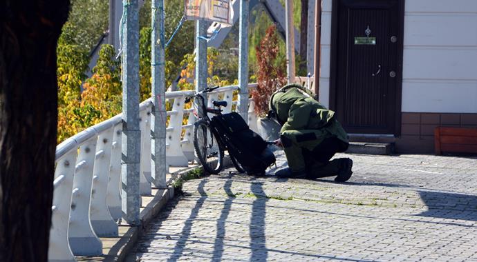 Şüpheli pakete yaklaşıp, 'Ben bir baksam zaten hayattan bezdim' dedi