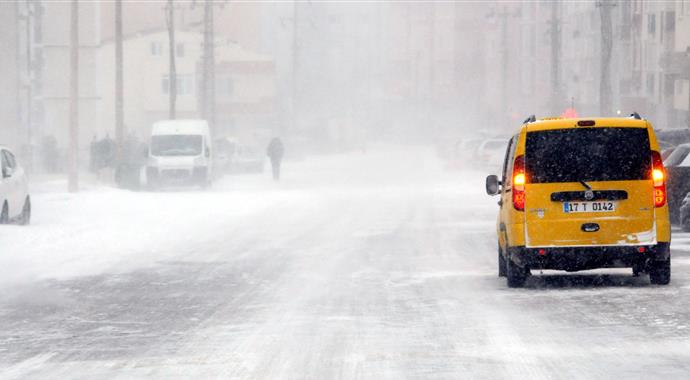 Çanakkale'de ulaşım, denizden de karadan da durdu!