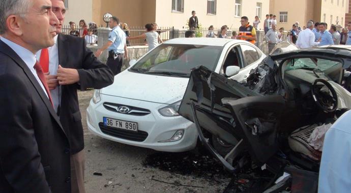 Ters yöne giren minibüs polis memurunun otomobiline çarptı: 3 ölü