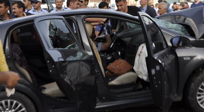Ters yöne giren minibüs polis memurunun otomobiline çarptı: 3 ölü