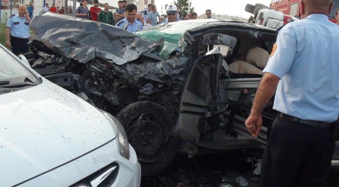 Ters yöne giren minibüs polis memurunun otomobiline çarptı: 3 ölü