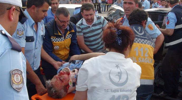 Ters yöne giren minibüs polis memurunun otomobiline çarptı: 3 ölü