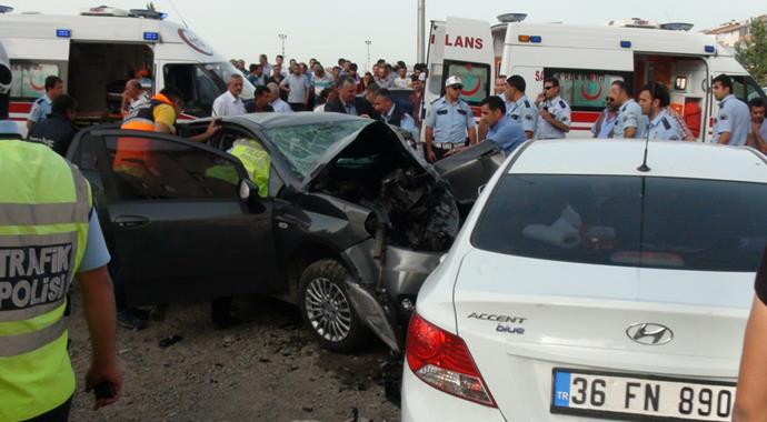 Ters yöne giren minibüs polis memurunun otomobiline çarptı: 3 ölü