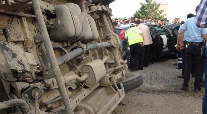 Ters yöne giren minibüs polis memurunun otomobiline çarptı: 3 ölü
