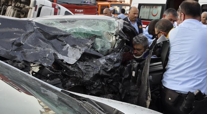 Ters yöne giren minibüs polis memurunun otomobiline çarptı: 3 ölü