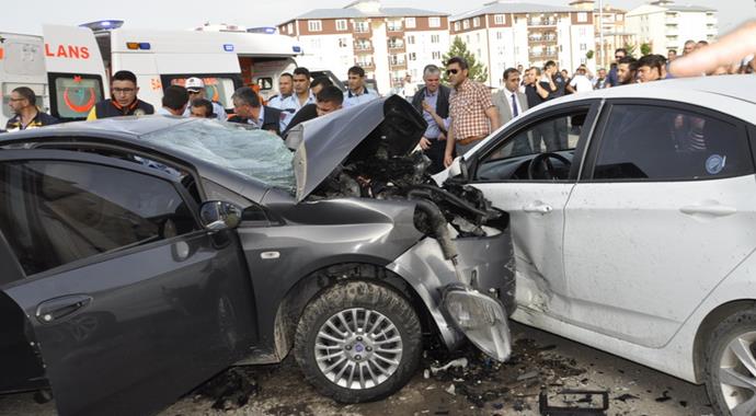 Ters yöne giren minibüs polis memurunun otomobiline çarptı: 3 ölü