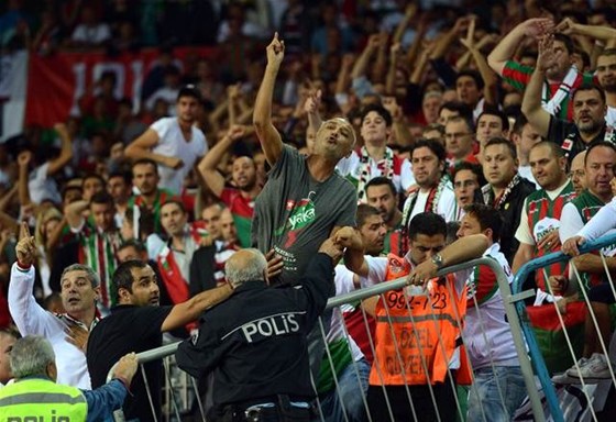 Fenerbahçe ile P.Karşıya maçında büyük kavga