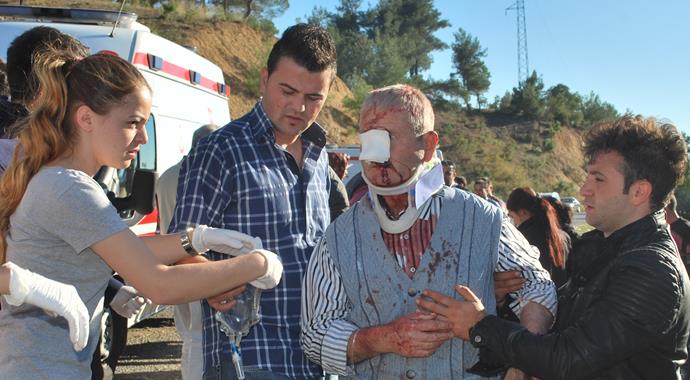 Kütahya'da midibüs ile otomobil çarpıştı: 20 yaralı