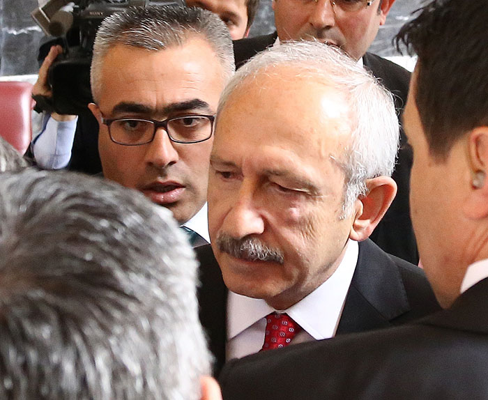 Kılıçdaroğlu'na yumruk atan saldırgan AK Parti'den ihraç edildi
