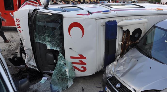 Hasta taşıyan ambulans zincirleme kazaya karıştı: 1 ölü, 3 yaralı