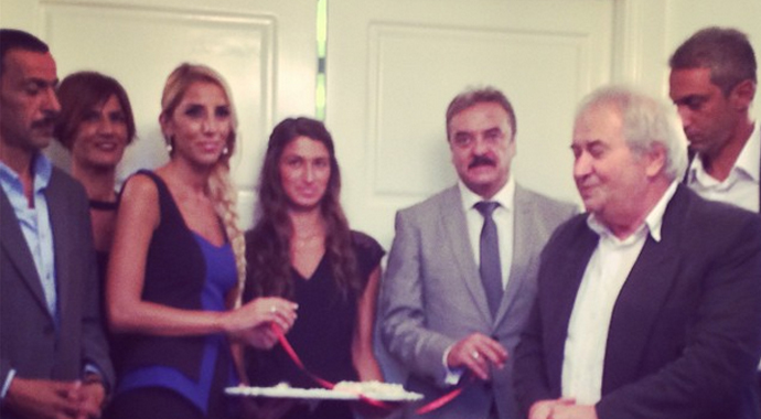 Esra Erol'un görümcesi nişanlandı!
