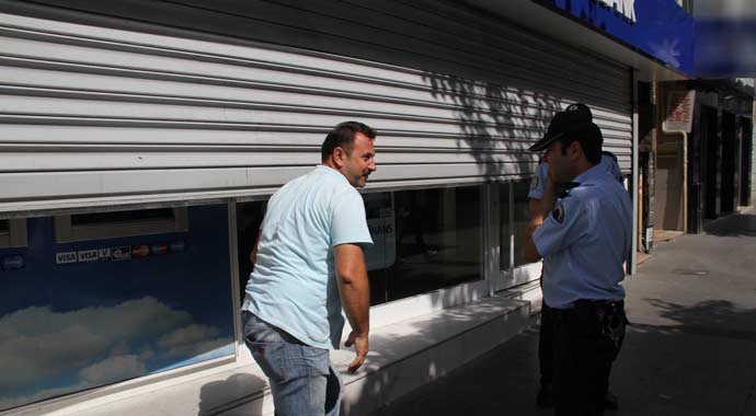 Maaşını çekmek isterken kepenkler kapanınca...