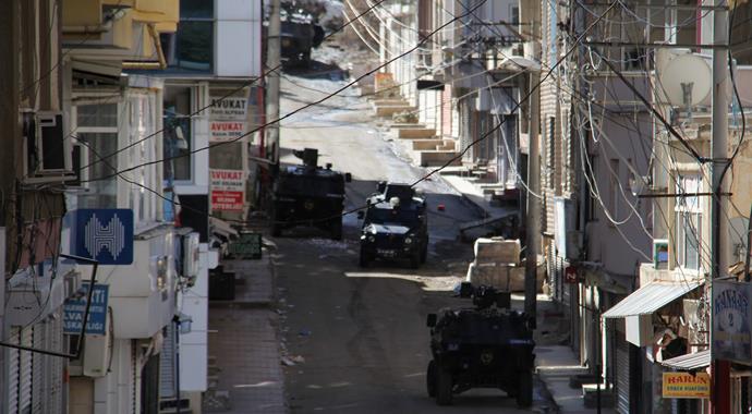 Silvan gün boyu silah ve bomba sesleriyle yankılandı