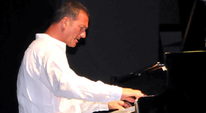 Fatih Erkoç ve Kerem Görsev ile caz keyfi