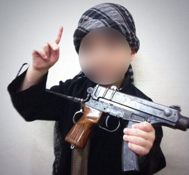 Kestiği kafayı oğlunun eline verip fotoğrafını çekti!
