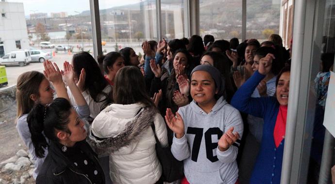 Kızlar yurdunda olay çıktı, haberi duyunca kapıları kilitlediler
